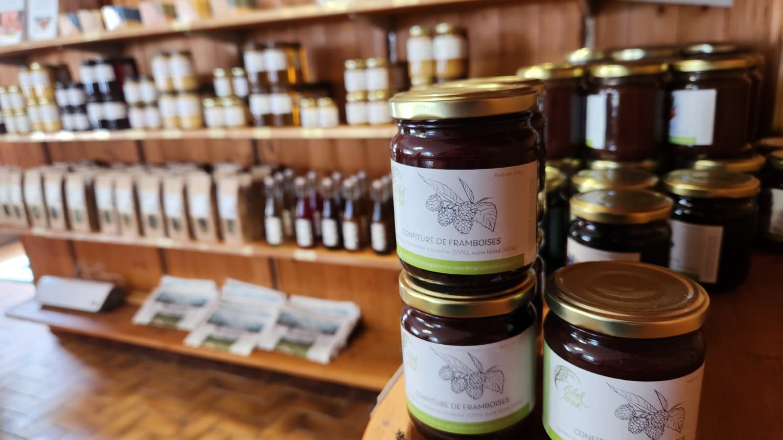 Boutique de la ferme de Sagne Rousseyre, produits locaux ardéchois