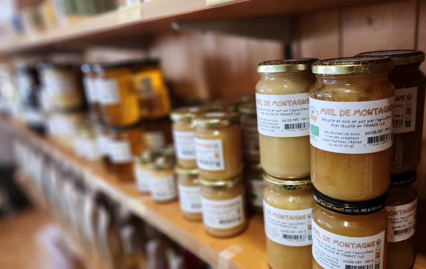 Rayonnage de miels bio locaux en vente à la boutique de la ferme de la Sagne Rousseyre