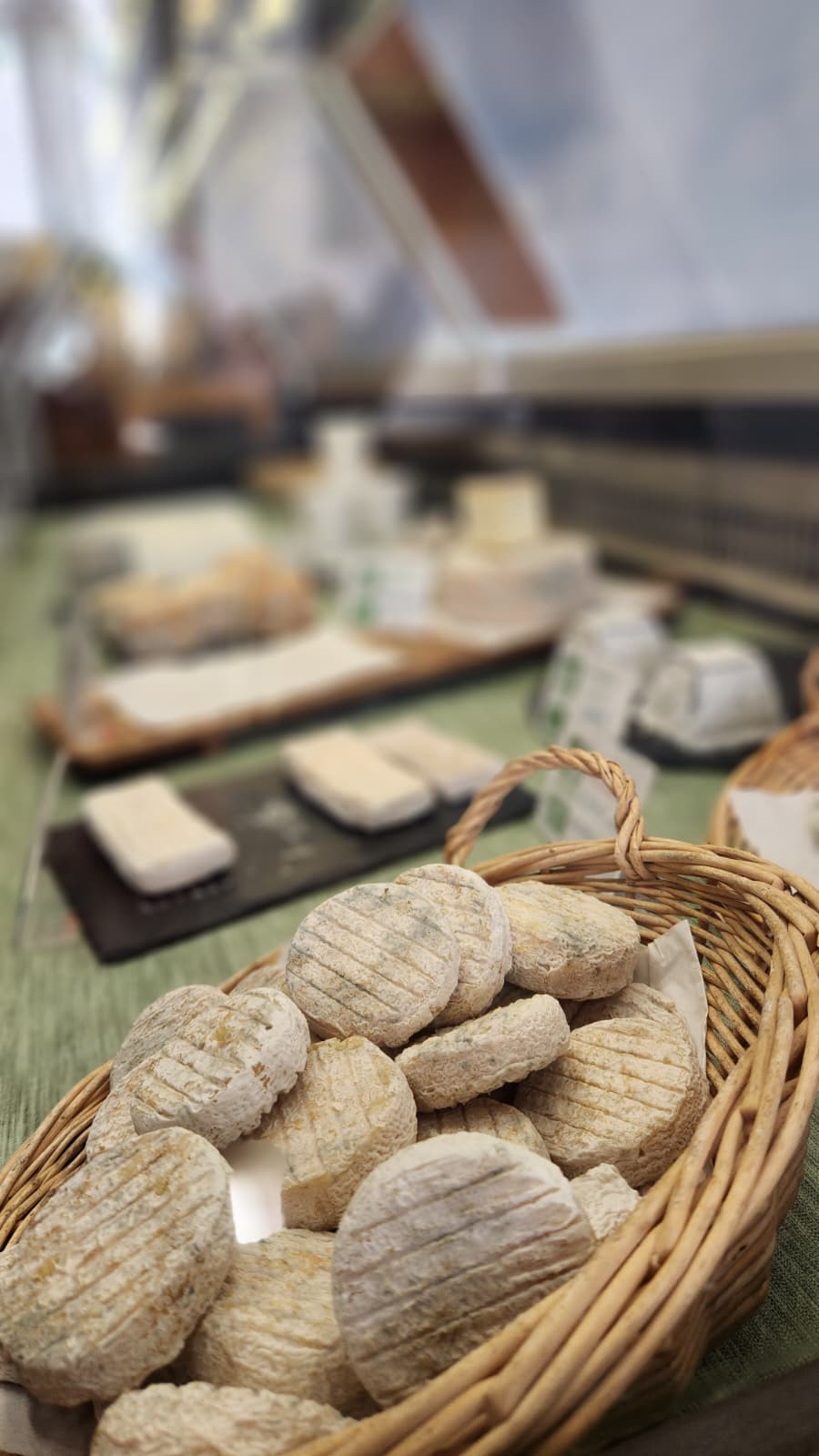 Vitrine de la boutique fromagère de la ferme de Sagne Rousseyre à Lanarce en Ardèche