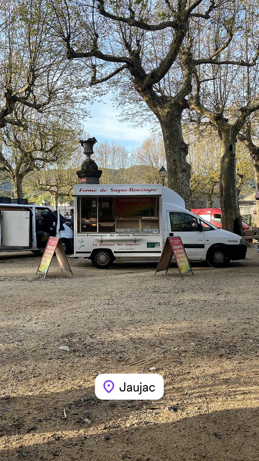 Stand de la ferme de Sagne Rousseyre au marché de Jaujac en Ardèche